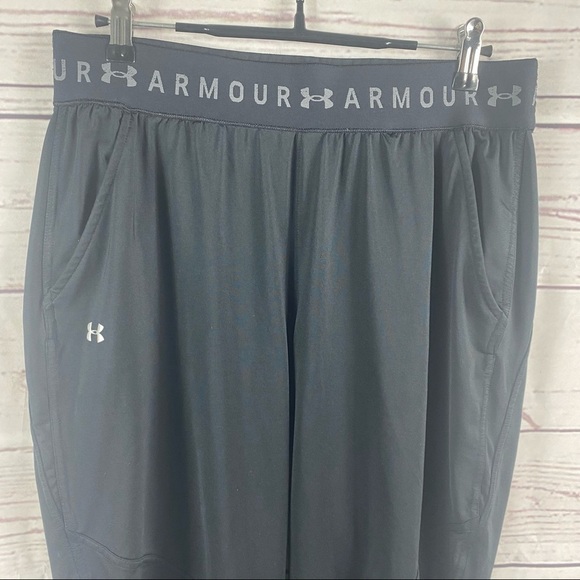 UNDER Armor casual activewear loose fit short pants Sz M - Picture 5 of 8